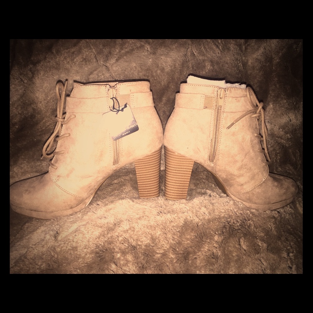 NEW A.n.a booties 7.5 taupe